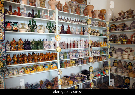 Magasin de poterie à Guellala ville d'affichage sur l'île de Djerba en Tunisie Banque D'Images