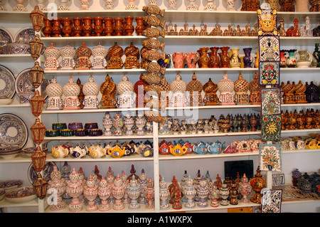 Magasin de poterie à Guellala ville d'affichage sur l'île de Djerba en Tunisie Banque D'Images