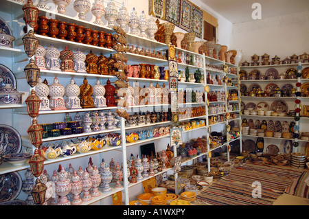 Magasin de poterie à Guellala ville d'affichage sur l'île de Djerba en Tunisie Banque D'Images