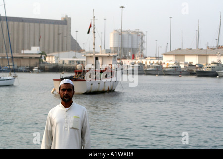 L'homme en face de Muscat Port, Muscat Oman Banque D'Images