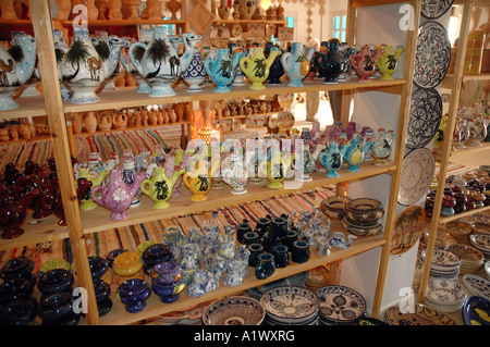 Magasin de poterie à Guellala ville d'affichage sur l'île de Djerba en Tunisie Banque D'Images