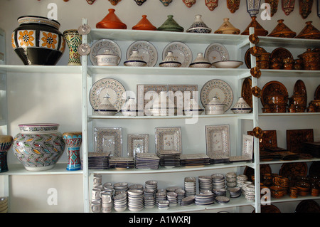 Magasin de poterie à Guellala ville d'affichage sur l'île de Djerba en Tunisie Banque D'Images