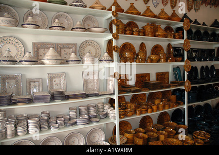 Magasin de poterie à Guellala ville d'affichage sur l'île de Djerba en Tunisie Banque D'Images