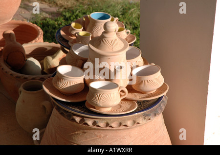 Magasin de poterie à Guellala ville d'affichage sur l'île de Djerba en Tunisie Banque D'Images