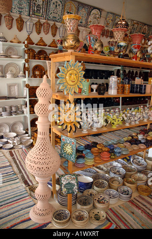 Magasin de poterie à Guellala ville d'affichage sur l'île de Djerba en Tunisie Banque D'Images