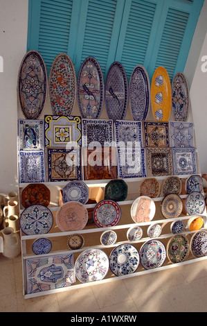 Magasin de poterie à Guellala ville d'affichage sur l'île de Djerba en Tunisie Banque D'Images