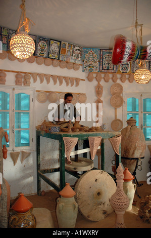 Man presenting son travail dans l'atelier de poterie à Guellala ville sur l'île de Djerba en Tunisie Banque D'Images