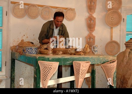 Man presenting son travail dans l'atelier de poterie à Guellala ville sur l'île de Djerba en Tunisie Banque D'Images