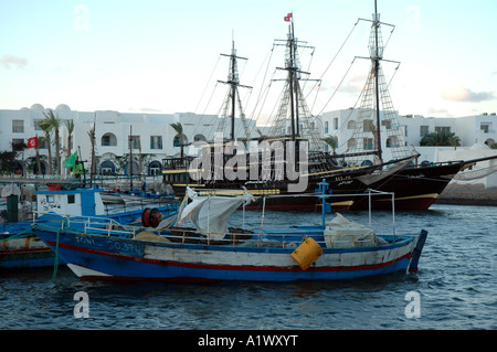 Bateaux de pêche au port de Houmt Souk sur l'Île Djerba en Tunisie Banque D'Images