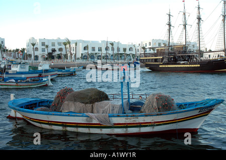 Bateaux de pêche au port de Houmt Souk sur l'Île Djerba en Tunisie Banque D'Images