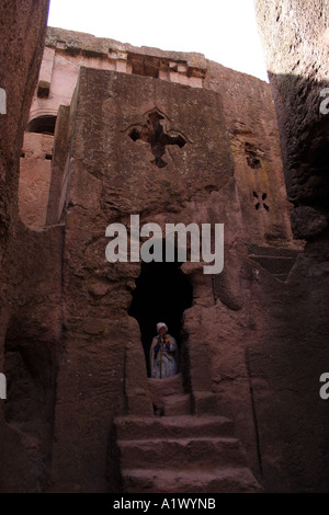 Sainte femme dans l'embrasure, monolithique, de roche taillés, Lalibela, Éthiopie Banque D'Images