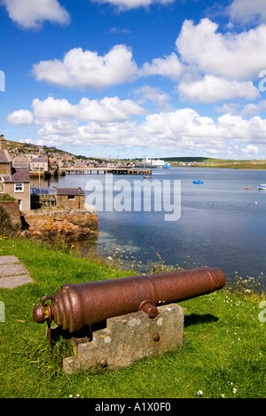 Le port de STROMNESS ORKNEY Stromness dh Canon Canon donnant sur le port et les bateaux maisons Hamnavoe harbour Ecosse Banque D'Images
