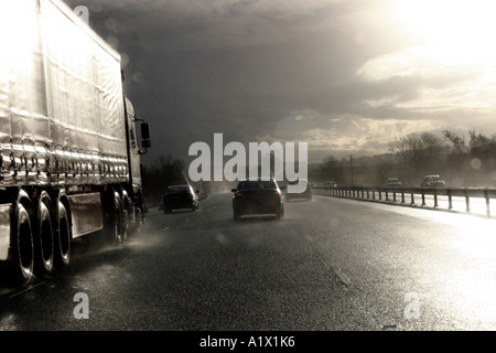 Le trafic sur l'autoroute M4 au cours de la forte pluie douche Banque D'Images