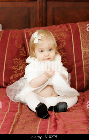 Portrait of baby girl holding sa robe Banque D'Images