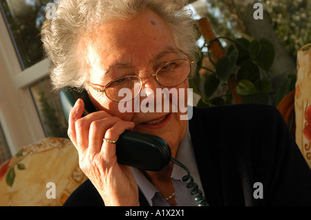 Vieille Femme parlant au téléphone Banque D'Images