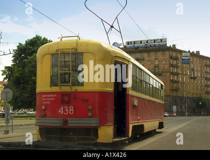 Electric tramway d'avant-guerre avec Fischer sur collecteur bow en mouvement de toit on city street, à Minsk, capitale du Bélarus Banque D'Images