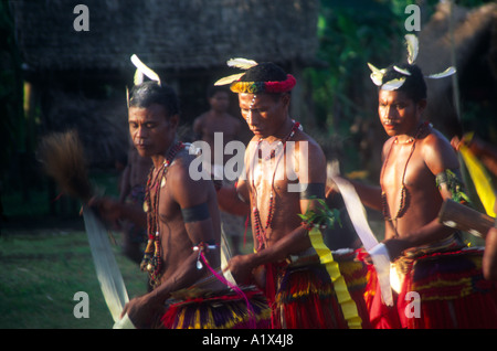 Danseuses à Yam festival célébration îles Trobriand Papouasie Nouvelle Guinée Banque D'Images