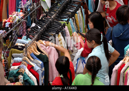 Pour faire du shopping dans le quartier de Pratunam de Bangkok Thaïlande zone de marché de l'Habillement Banque D'Images