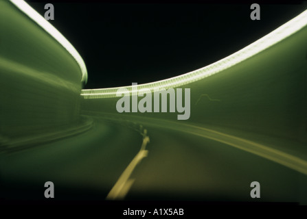 Vue de tunnel vu hors de voiture roulant Banque D'Images