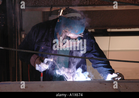 Soudure de l'homme sur un site de construction Banque D'Images