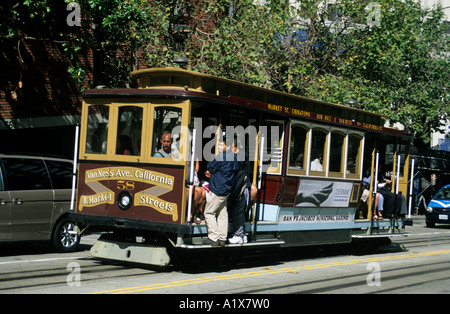 Municipal Railway trolley sur rue en pente raide dans China Town area San Francisco California USA Banque D'Images