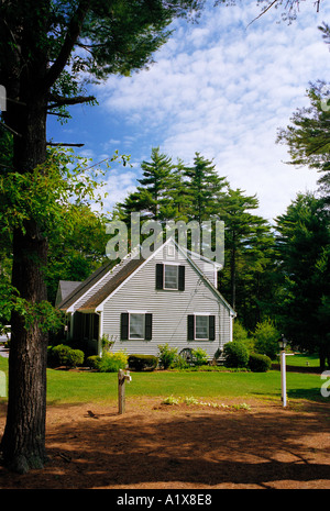 Un style traditionnel salt house parmi les arbres sur Cape Cod, Massachusetts USA Banque D'Images