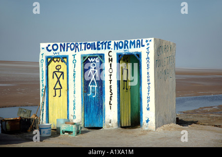 Toilettes sur le bord de la route de la traversée du pont-jetée du lac Chott el Jerid en Tunisie Banque D'Images