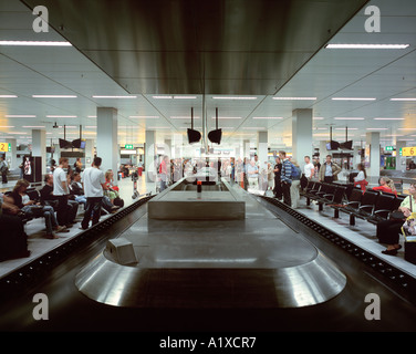 La manutention des bagages, l'aéroport de Schiphol, Amsterdam. Banque D'Images