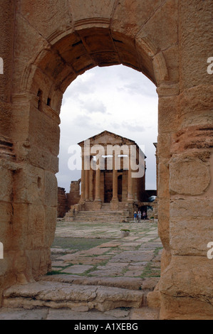 Temple de Minerve au grand Forum romain dans l'ancienne Sufetula, aujourd'hui connu sous le nom de Sbeitla, Tunisie. Vue à travers la porte d'Antonin Banque D'Images