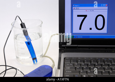 Capteur de pH numérique mesurant le pH de l'eau pure montrait l'7.0 Banque D'Images