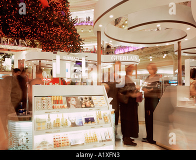 Les gens acheter des cadeaux de Noël à 'Galeries Lafayette', Paris, France. Banque D'Images