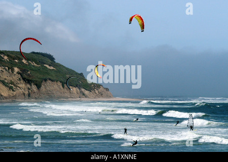 Le kite surf côte Ouest l'autoroute Un le long de la côte ouest de l'océan Pacifc California USA Banque D'Images