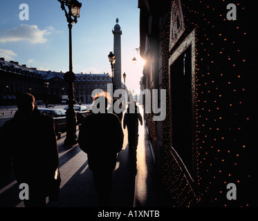 Les gens shopping au moment de Noël, Place Vendôme, Paris. Banque D'Images