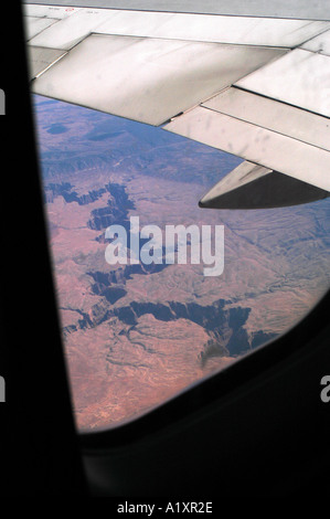 Photographie aérienne à partir de la fenêtre d'avions de transport de passagers de la topographie d'un canyon dans le désert de l'Arizona Banque D'Images