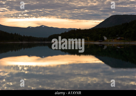 Un coucher de soleil sur le lac des eaux encore Pollvatnet Sogn-Og,-Fjordane, Norvège Banque D'Images