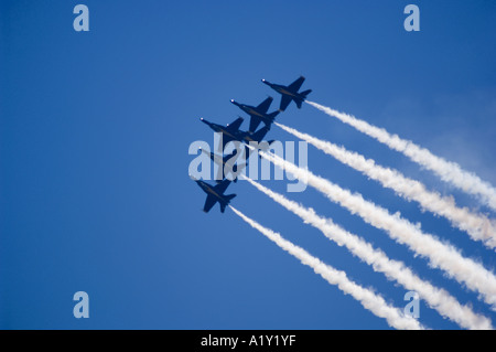 Six FA 18s piloté par la US Navy Blue Angels streak à travers le ciel en formation serrée Banque D'Images