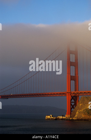 La Californie San Francisco 'Golden Gate Bridge' tour nord enveloppé dans le brouillard Banque D'Images