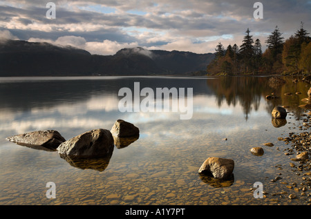 Un bref aperçu de la lumière du soleil du matin à Derwent Water, Lake District, Angleterre Banque D'Images