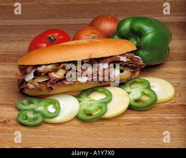 Cheesesteak sandwich au fromage tranches fines tranches de boeuf Champignons Oignons Poivrons Tomates tomate rouge style philadelphia philly Banque D'Images