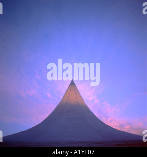 Le sommet d'un chapiteau de toile contre un violet et rose ciel du soir au crépuscule au Hay Festival place à Hay-on-Wye au Pays de Galles UK KATHY DEWITT Banque D'Images
