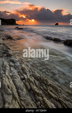 Lever du soleil à l'homme de guerre Bay dans le Dorset Banque D'Images