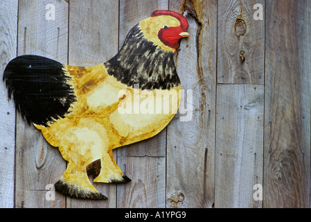 Grand Artiste Artisan Artisanat création bois coq peint sur mur de la grange d'évitement de la satire humoristique humour satirique Banque D'Images