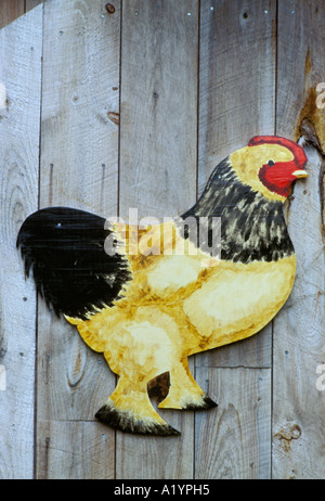 Grand Artiste Artisan Artisanat création bois coq peint sur mur de la grange d'évitement de la satire humoristique humour satirique Banque D'Images