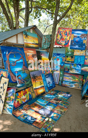 L'art local à vendre à la plage market, Sosua, Puerto Plata, Côte Nord, République Dominicaine Banque D'Images