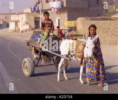 Portrait des enfants de l'extraction sur une charrette à âne waterl Thèbes Louxor Egypte Afrique G R Richardson Banque D'Images