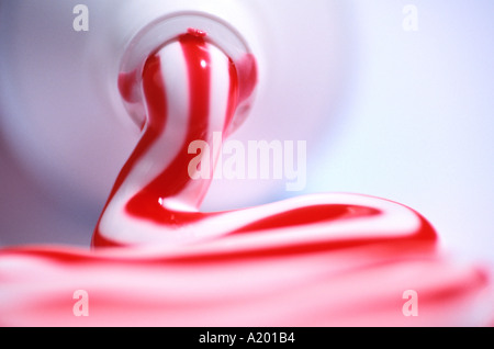 Le dentifrice. Dentifrice à rayures rouge et blanc pressé du tube. Banque D'Images