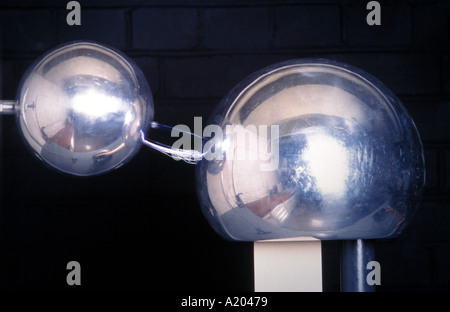 Van de Graaff dome étincelles de ball close up Banque D'Images