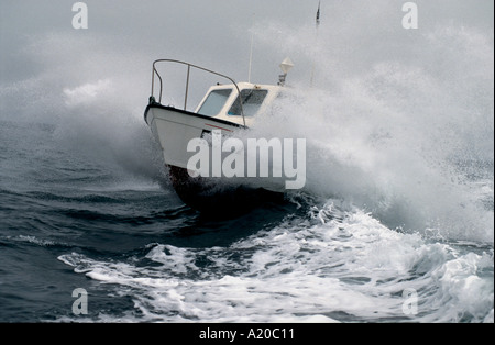 Un petit bateau de pêche dans une tempête en mer. Banque D'Images