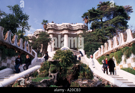 Escalier et pavillion Parc Guell Barcelone Espagne Banque D'Images