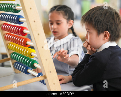 Les élèves du primaire à l'aide d'Abacus in classroom Banque D'Images